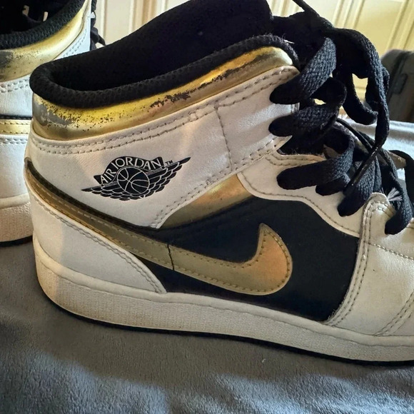 Nike Air Jordan 1 Black Gold White Mid Sneaker Sz 5 - Picture 11 of 11